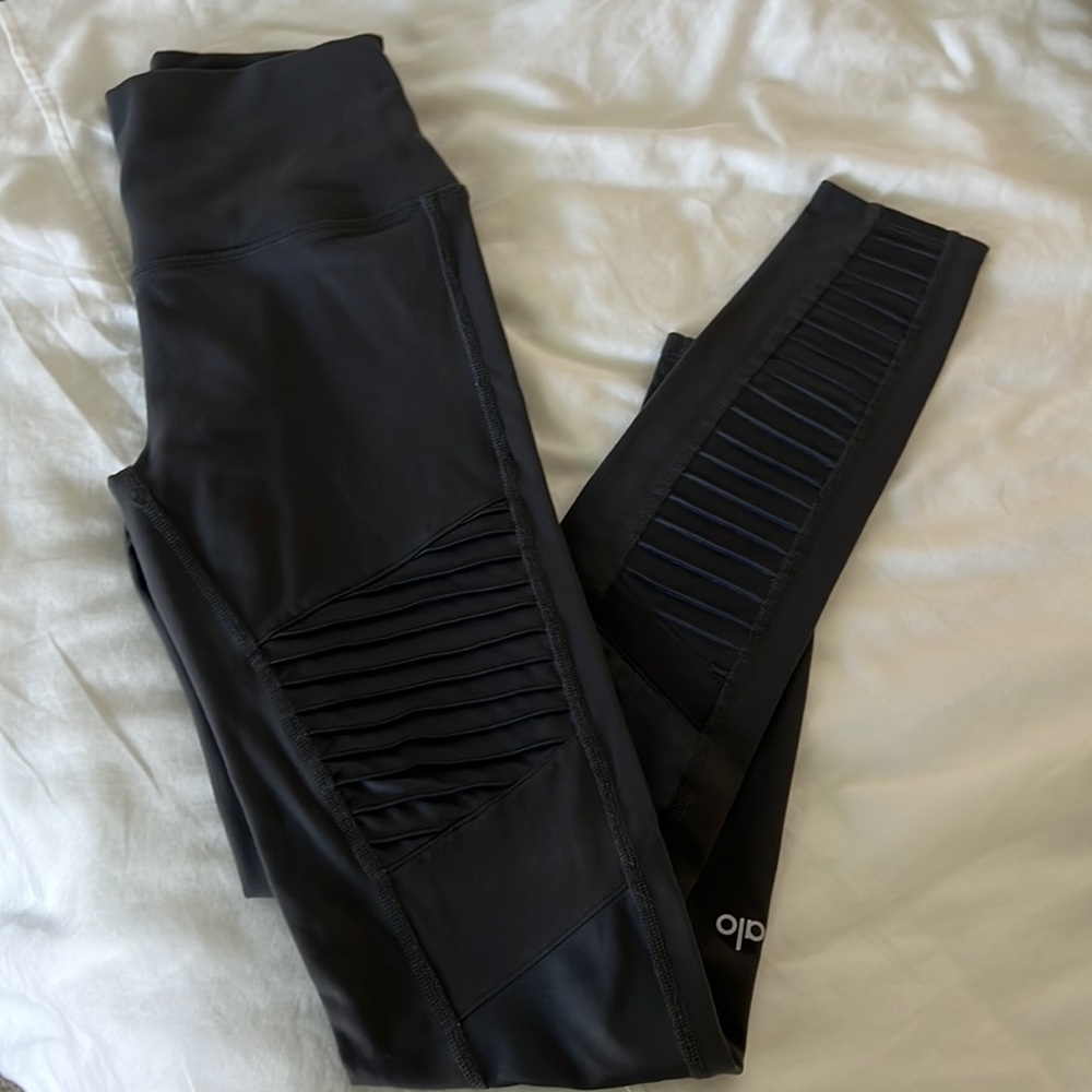 Alo motto high waited legging in color dark grey